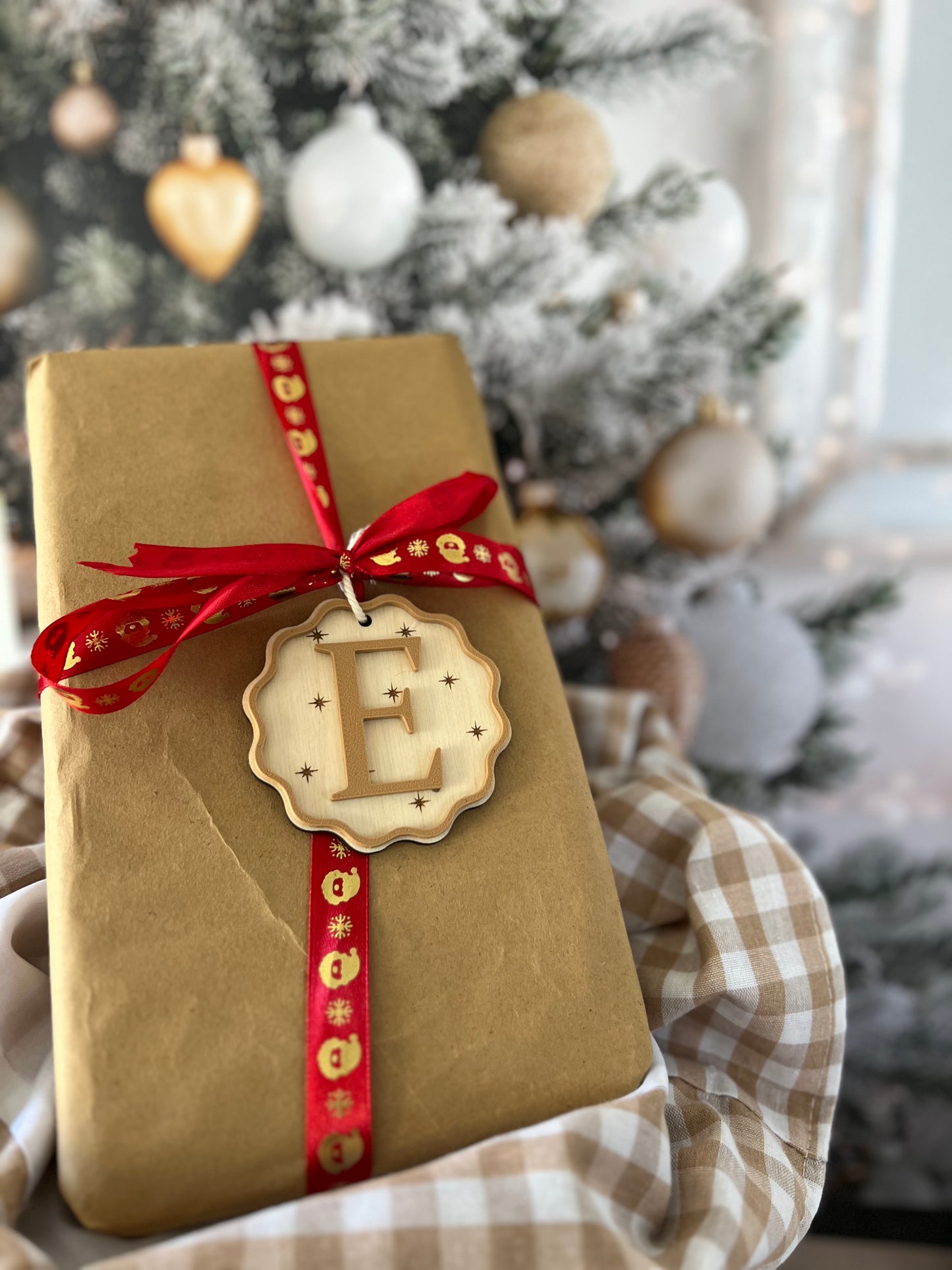 Petite Étiquette cadeau de Noël personnalisée – Bois gravé avec Initiale en couleur