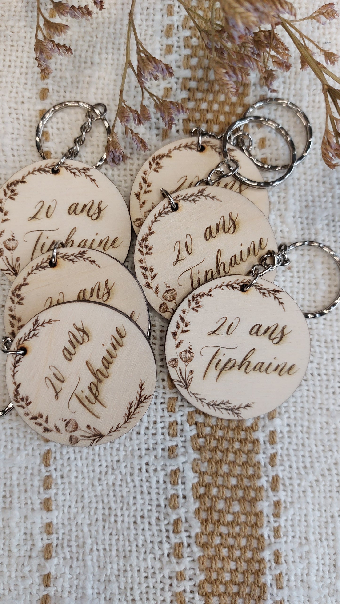 Porte clé en bois rond, cadeau invité mariage Modèle Couronne Fleurs