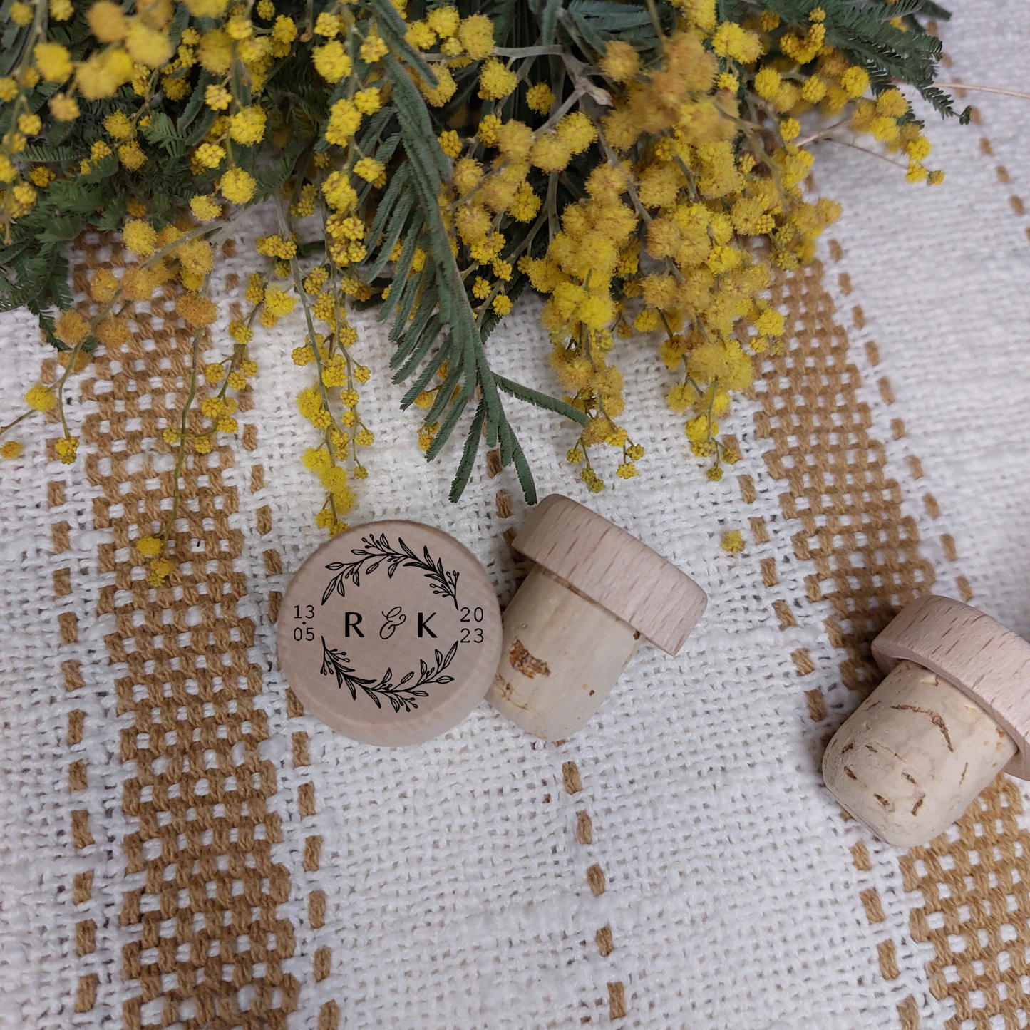 Bouchon de vin bois personnalisé, cadeau invités modèle feuillage