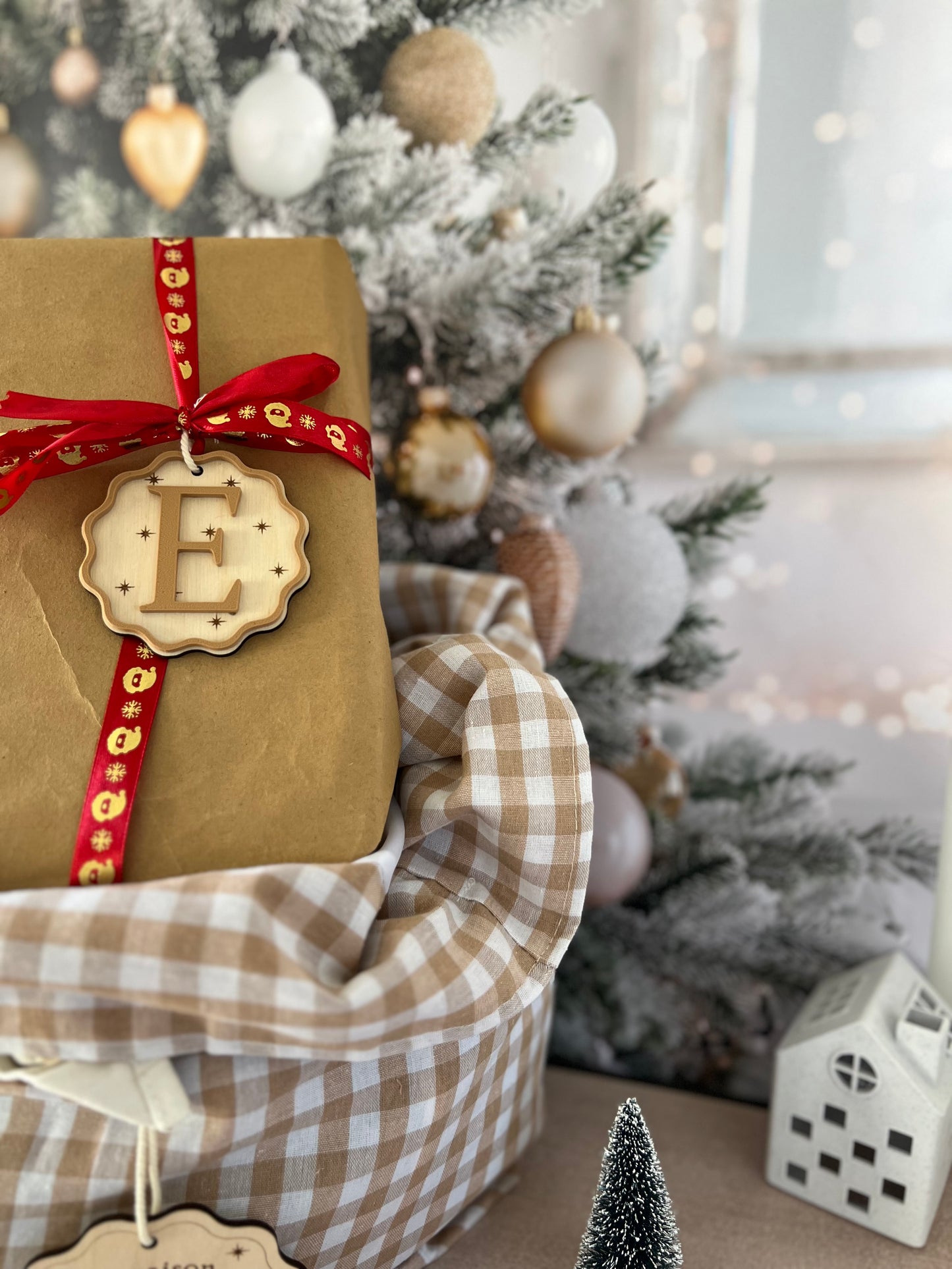 Petite Étiquette cadeau de Noël personnalisée – Bois gravé avec Initiale en couleur