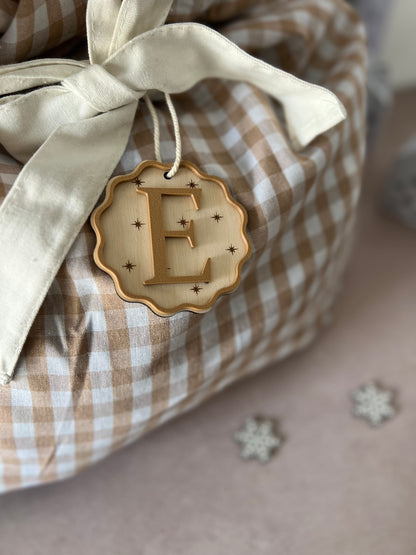 Petite Étiquette cadeau de Noël personnalisée – Bois gravé avec Initiale en couleur