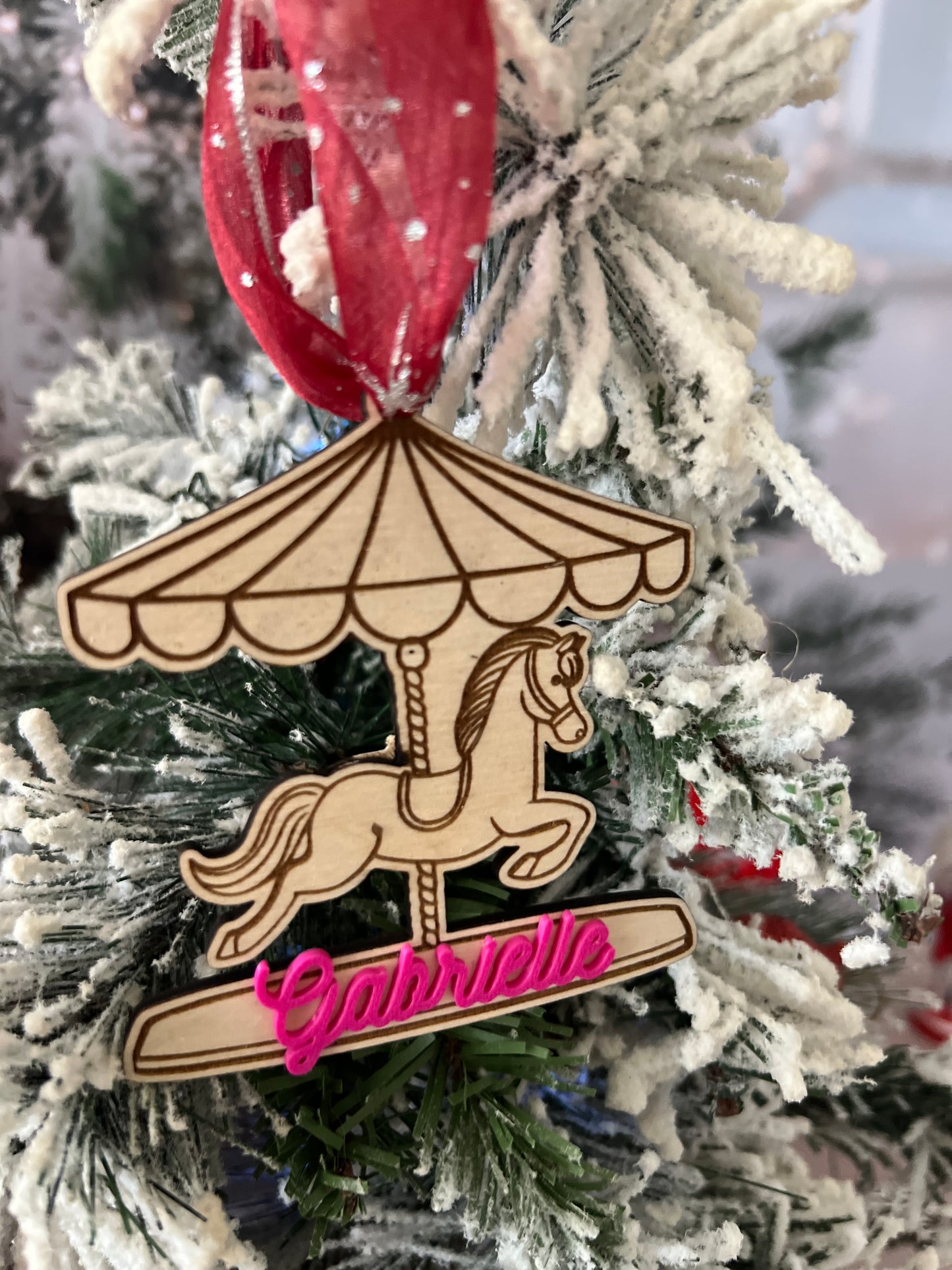 Suspension de Noël Carrousel Personnalisée en Bois – Boule Sapin avec Prénom Coloré