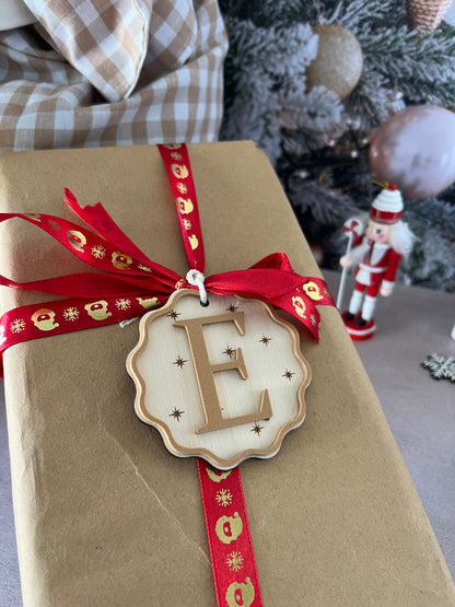 Petite Étiquette cadeau de Noël personnalisée – Bois gravé avec Initiale en couleur