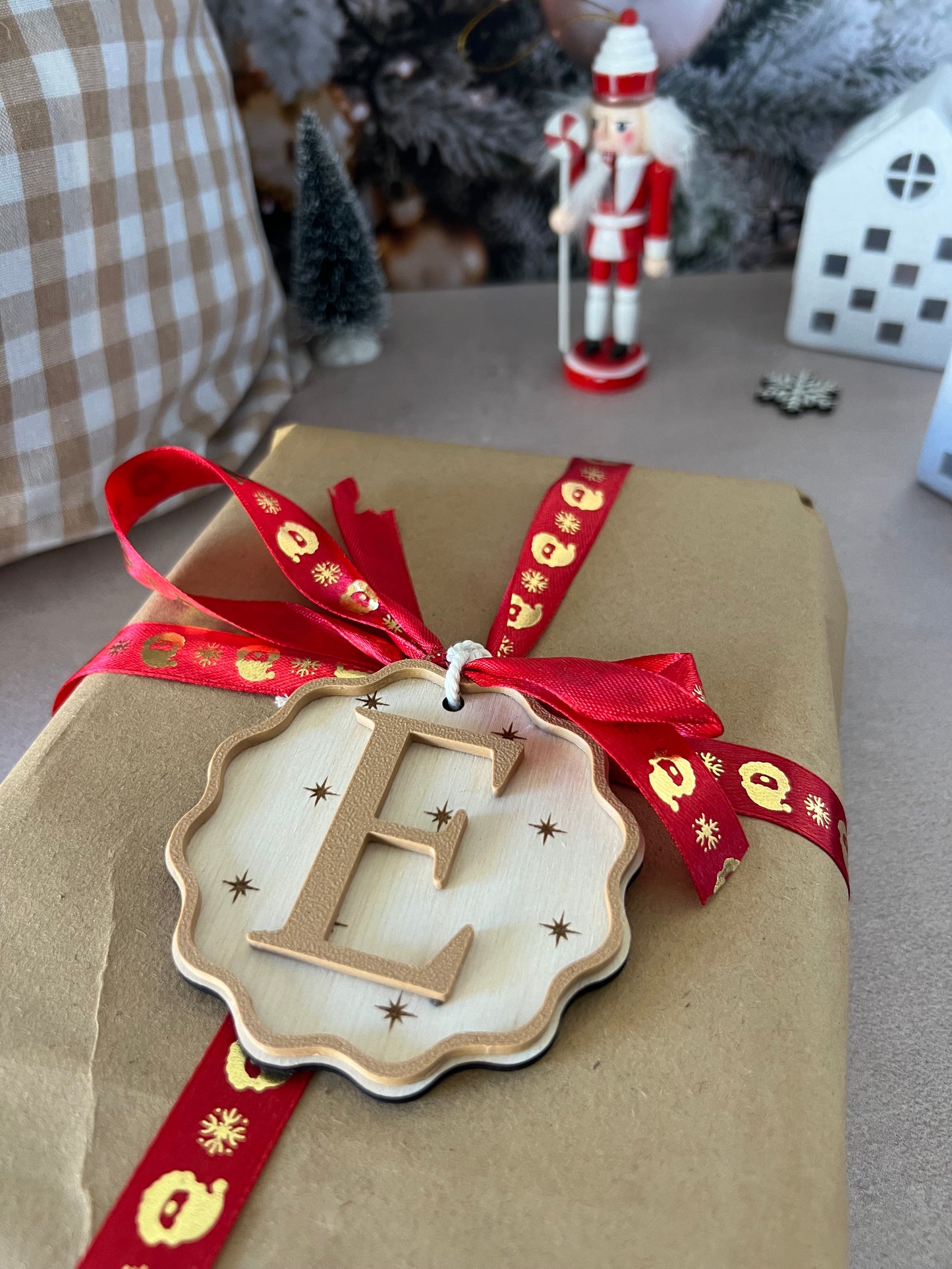 Petite Étiquette cadeau de Noël personnalisée – Bois gravé avec Initiale en couleur