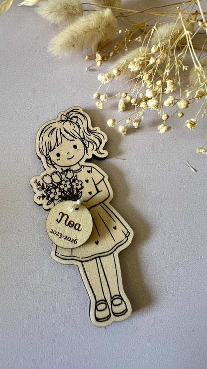 Petite fille qui offre un bouquet de fleurs 