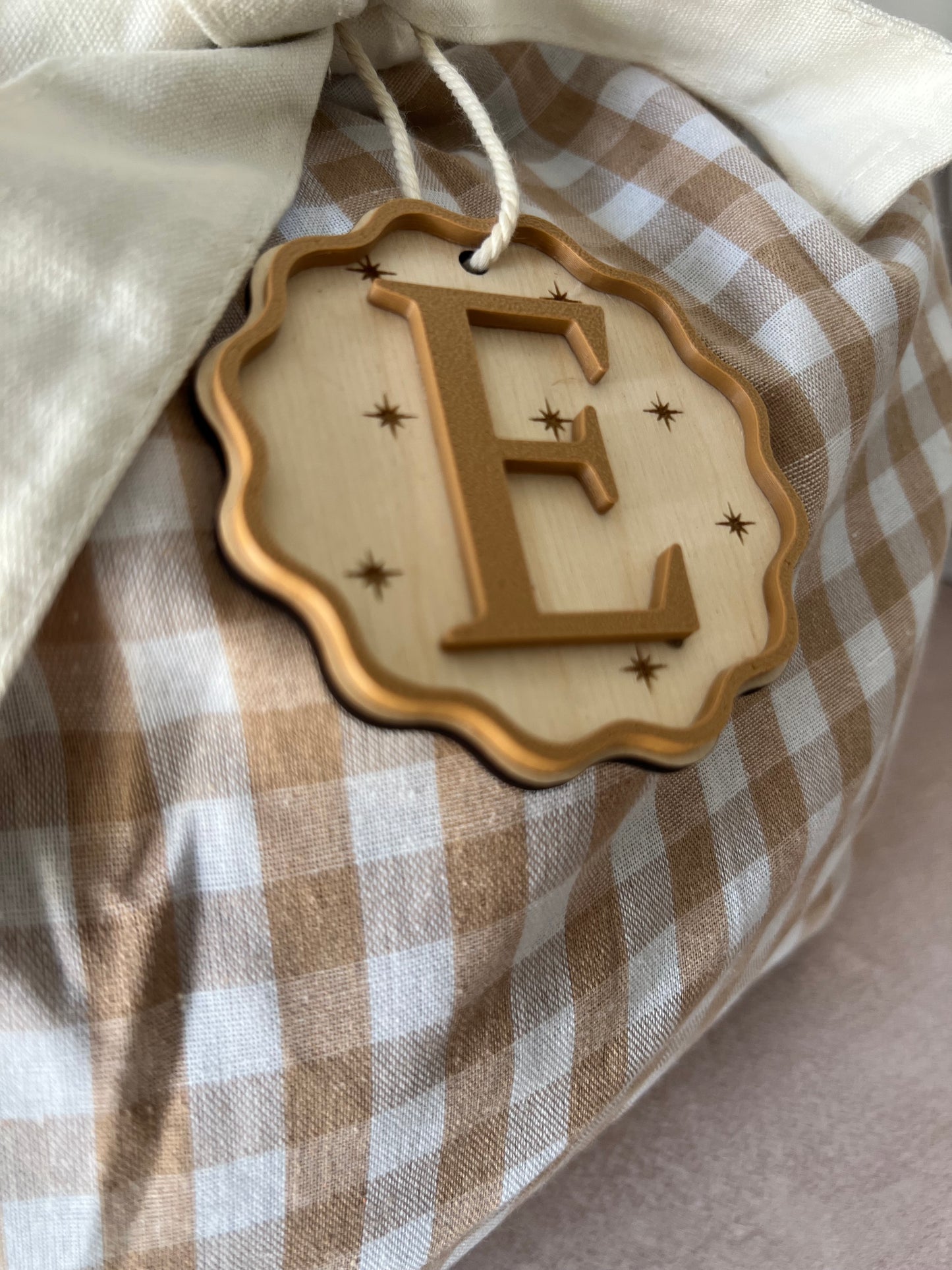 Petite Étiquette cadeau de Noël personnalisée – Bois gravé avec Initiale en couleur