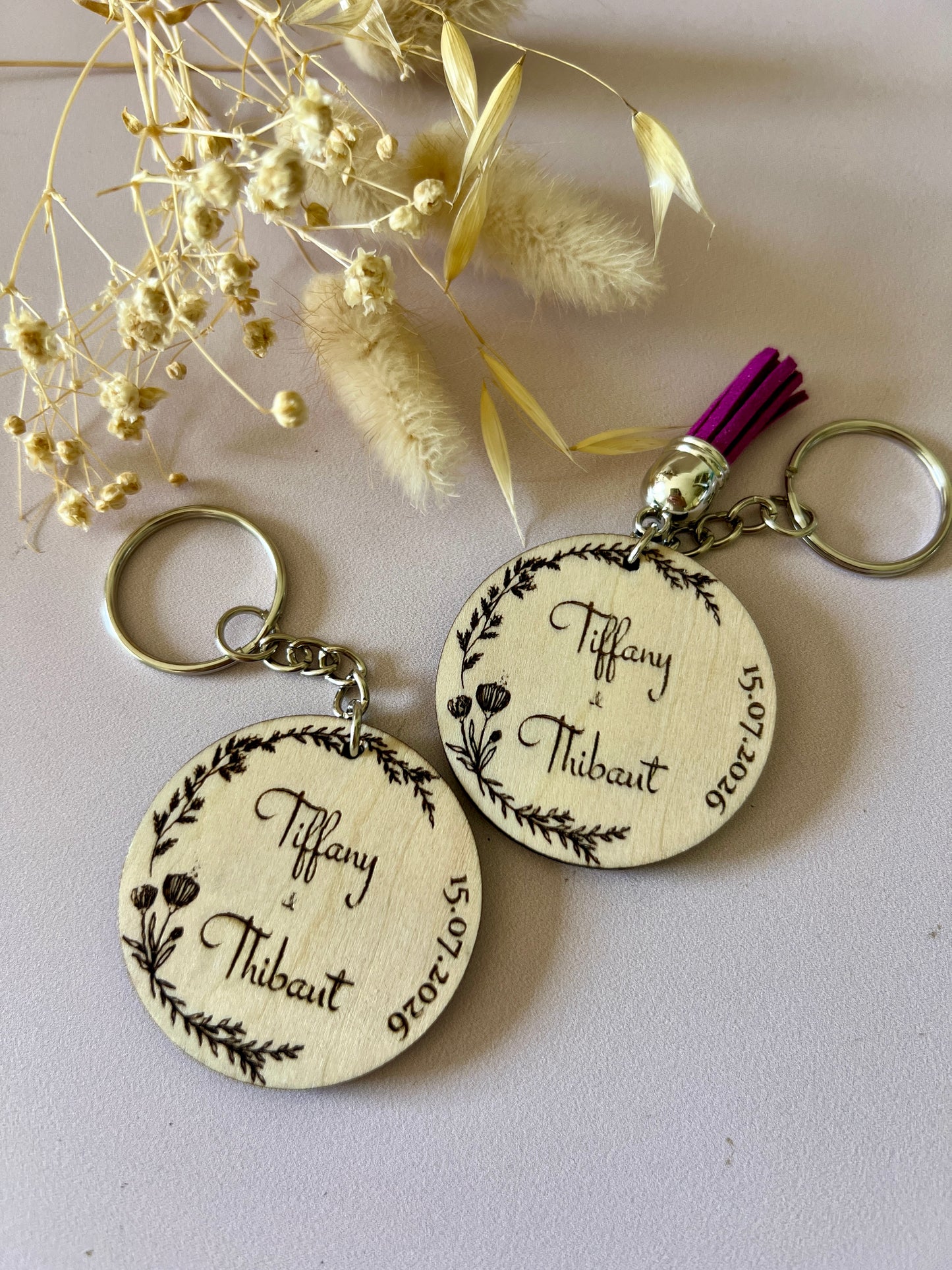Porte clé en bois rond, cadeau invité mariage Modèle Couronne Fleurs