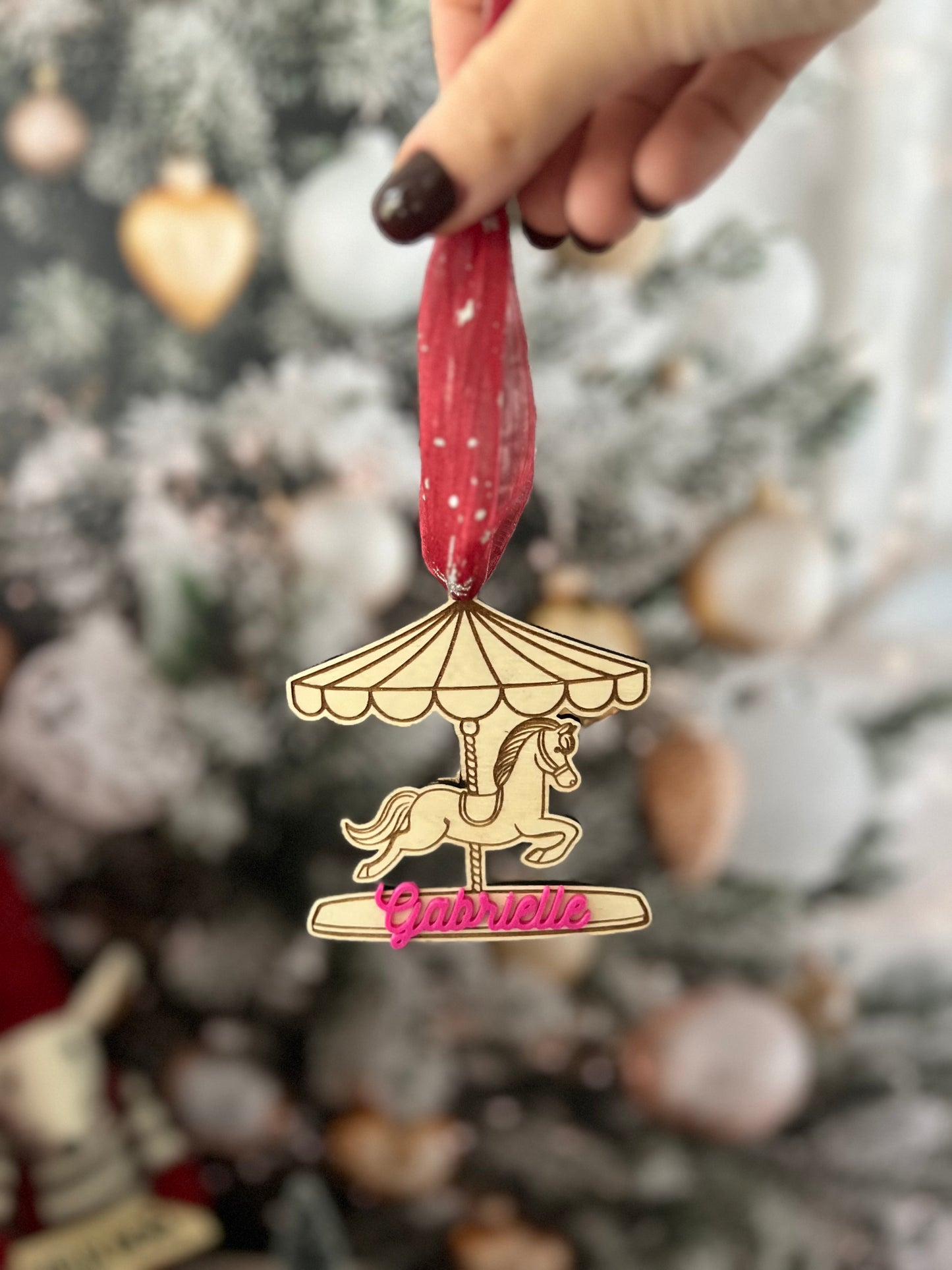 Suspension de Noël Carrousel Personnalisée en Bois – Boule Sapin avec Prénom Coloré