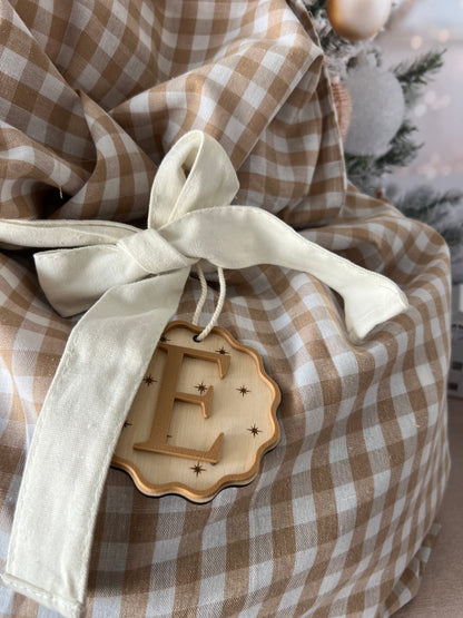 Petite Étiquette cadeau de Noël personnalisée – Bois gravé avec Initiale en couleur