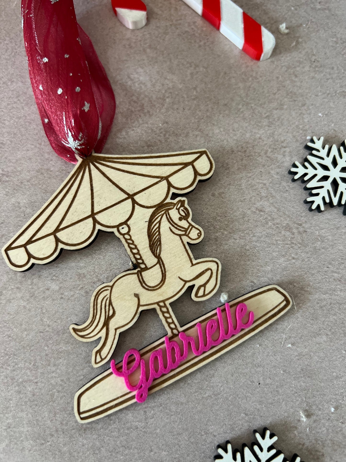 Suspension de Noël Carrousel Personnalisée en Bois – Boule Sapin avec Prénom Coloré