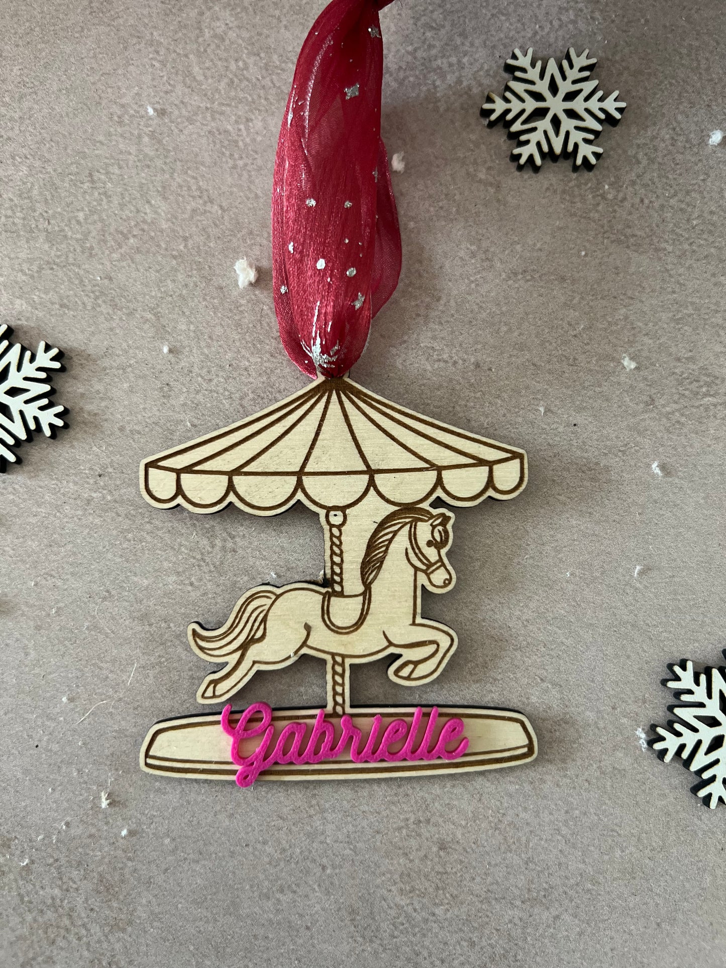 Suspension de Noël Carrousel Personnalisée en Bois – Boule Sapin avec Prénom Coloré