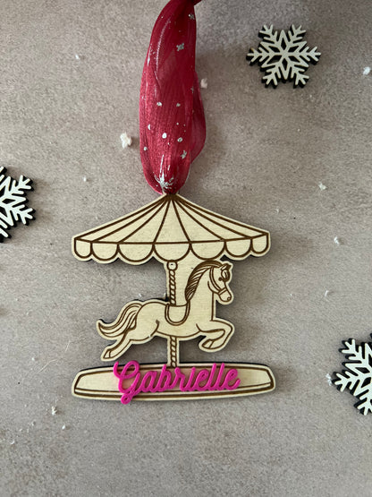Suspension de Noël Carrousel Personnalisée en Bois – Boule Sapin avec Prénom Coloré