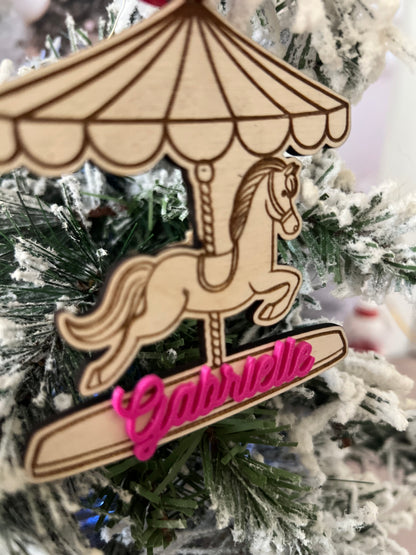Suspension de Noël Carrousel Personnalisée en Bois – Boule Sapin avec Prénom Coloré