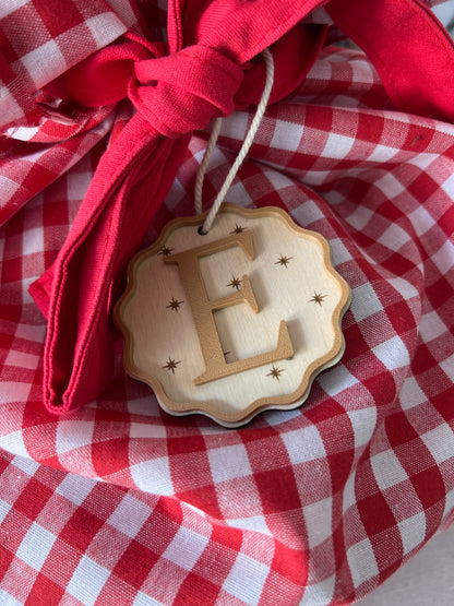 Petite Étiquette cadeau de Noël personnalisée – Bois gravé avec Initiale en couleur
