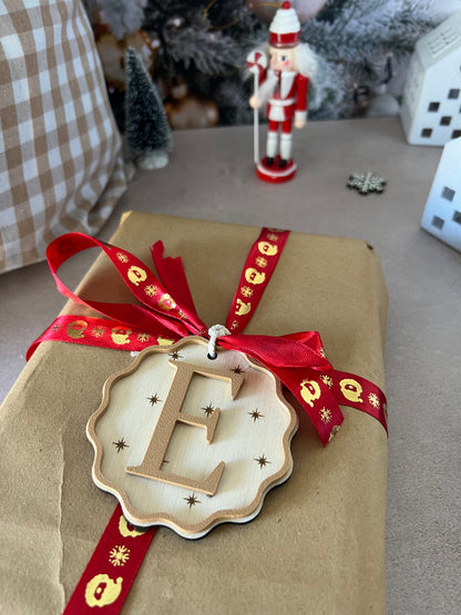 Petite Étiquette cadeau de Noël personnalisée – Bois gravé avec Initiale en couleur