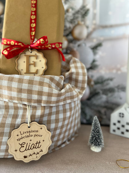 Petite Étiquette cadeau de Noël personnalisée – Bois gravé avec Initiale en couleur