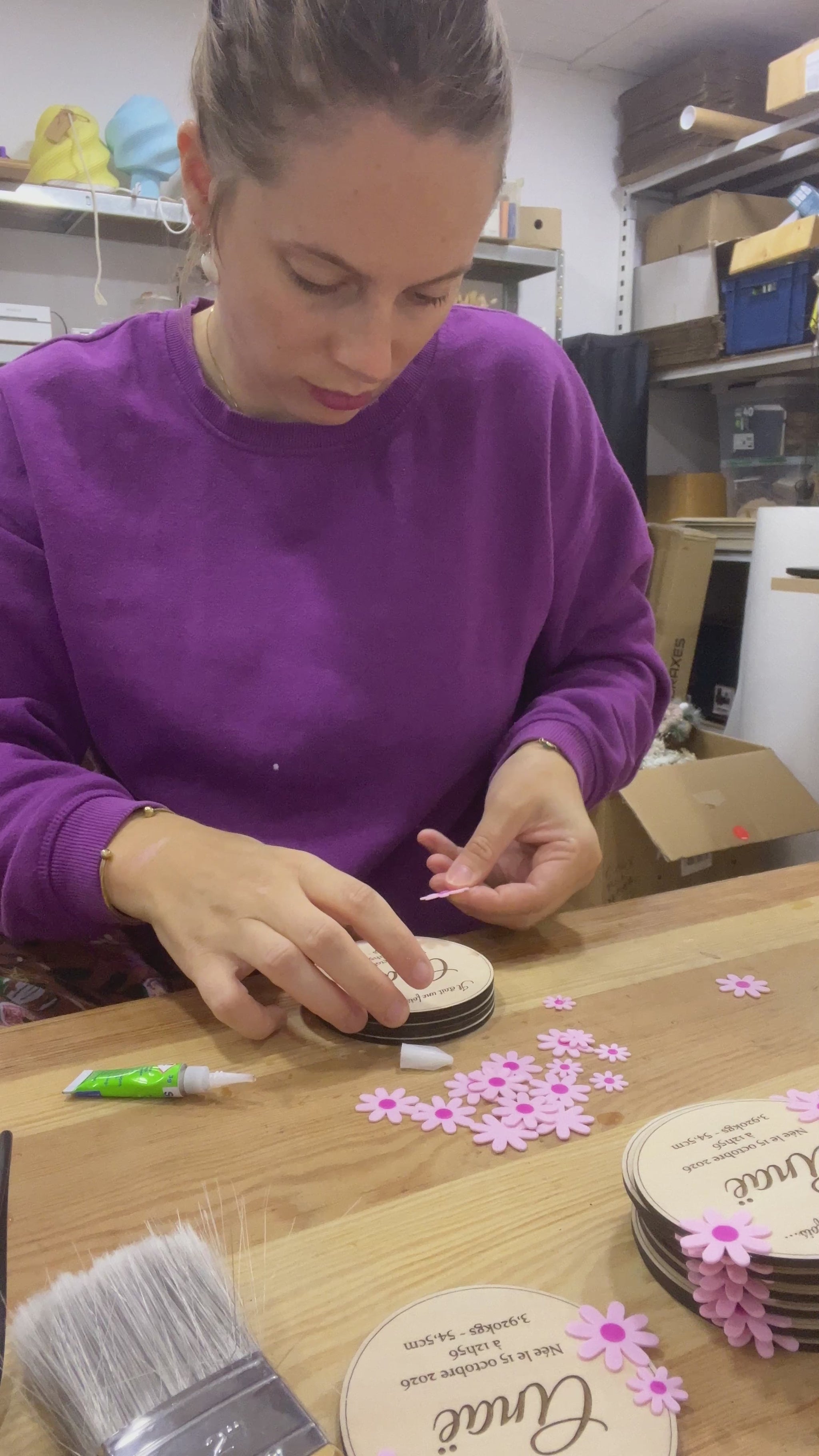 Assemblage des faire part de naissance à la main , collage des fleurs une à une