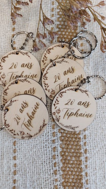 Porte clé en bois rond, cadeau invité mariage Modèle Couronne Fleurs