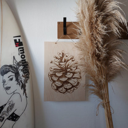 Tableau en bois Pigne, pomme de pin gravée