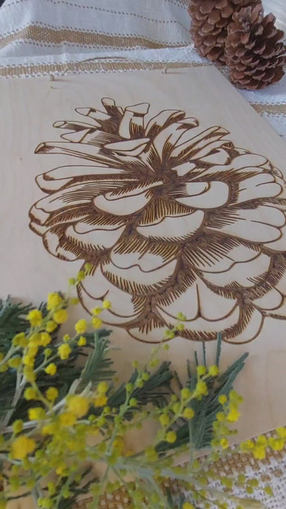 Tableau en bois Pigne, pomme de pin gravée