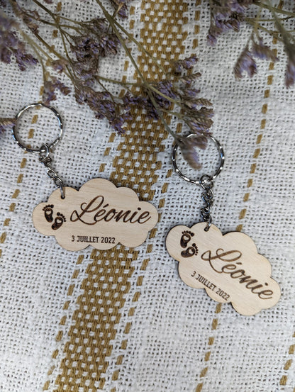 Porte-clés nuage en bois , personnalisable pour naissance ou baptême