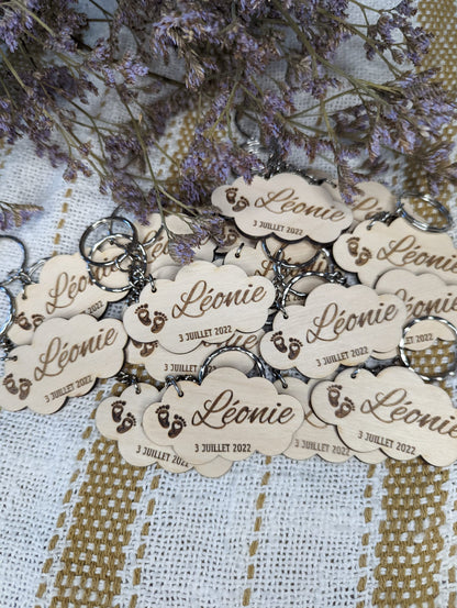 Porte-clés nuage en bois , personnalisable pour naissance ou baptême